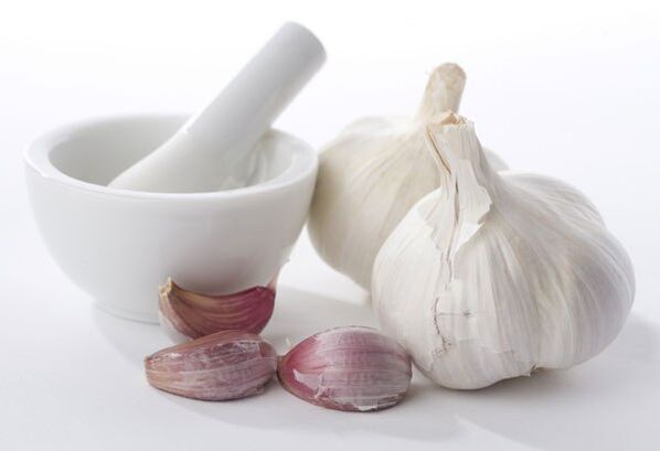 Garlic will effectively cleanse the body of helminths