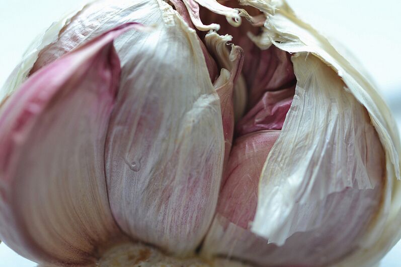 Cleanse the body of toxins and parasites using garlic
