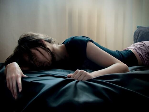 Apathy and tiredness are common symptoms of the presence of worms in the body.