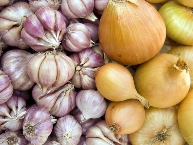 Fresh onions and garlic to eliminate worms